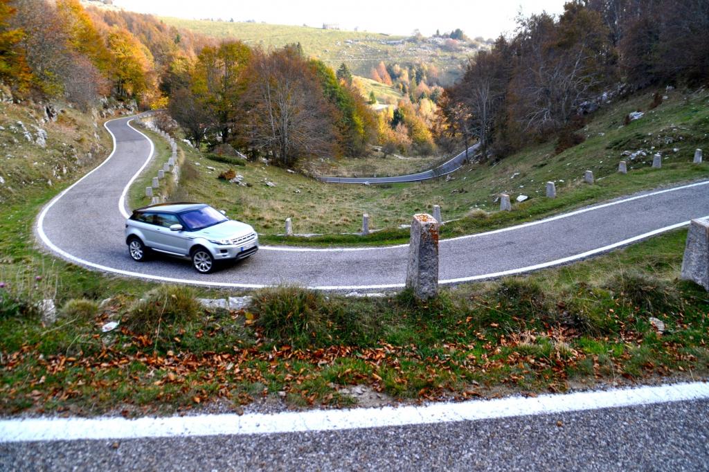 Auf geschwungenen Straßen geht es hinauf zur Hochebene