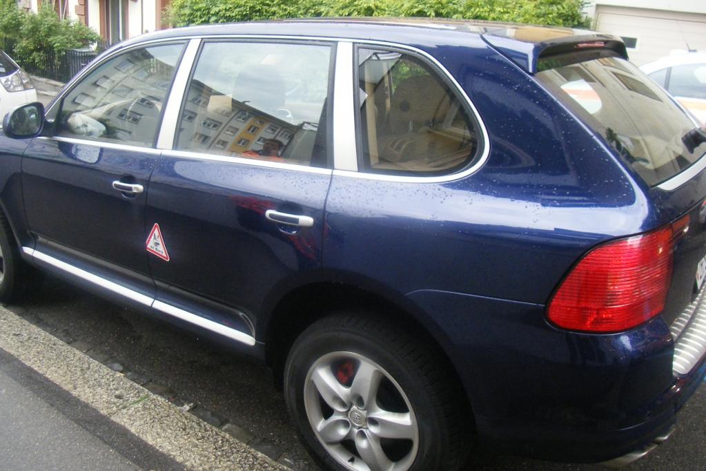 Autodiebe hinterlassen Aufkleber