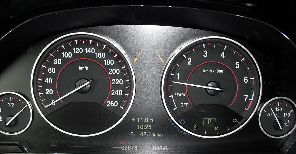 BMW 3er: Blick durch den Lenkradkranz auf die Rundinstrumentierung. 