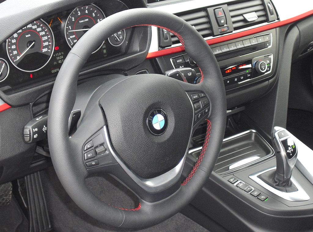 BMW 3er: Blick ins gewohnt sportlich-funktionelle Cockpit. 