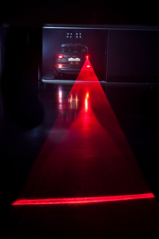 Bei Nebel wird in den feinen Wasserpartikeln der Luft das Laserlicht sichtbar und legt sich wie ein riesiges leuchtendes Warndreieck über die Fahrbahn - zu sehen einzig und allein vom Hintermann. 