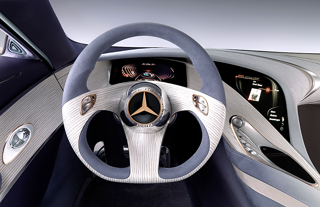 Beispiel Mercedes: Jederzeit vernetzt und immer mehr Apps im Auto