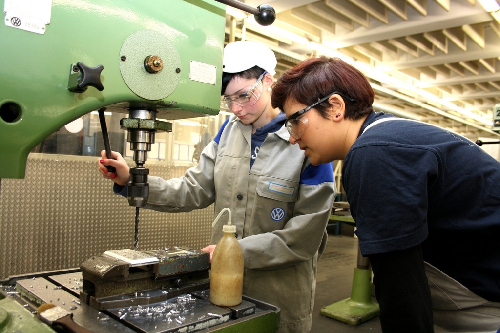 Berufsinformationstage bei Volkswagen Nutzfahrzeuge: Nina Schütte (16, Gerhart-Hauptmann-Schule in Springe) macht den
„Bohrmaschinenführerschein“, Cansu Cin (19, 3. Lehrjahr Werkzeugmechanikerin) unterstützt sie dabei.