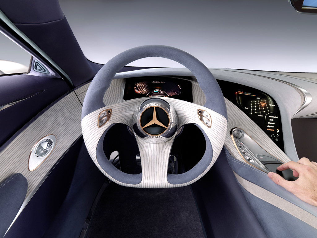 Blick ins F125-Cockpit mit visionärem Bedienkonzept und Touchpad rechts. 
