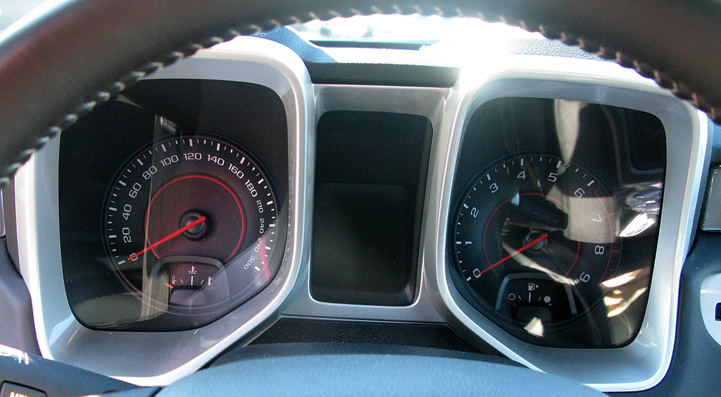 Chevrolet Camaro: Blick durch den Lenkradkranz auf die Instrumentierung. 