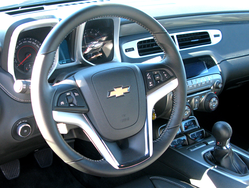 Chevrolet Camaro: Blick in Cockpit mit Reminiszenzen an Vorgängermodelle. 