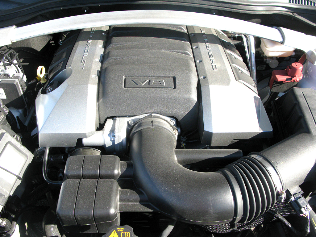 Chevrolet Camaro: Blick unter die Haube, hier des 432 PS starken Achtzylinders. 