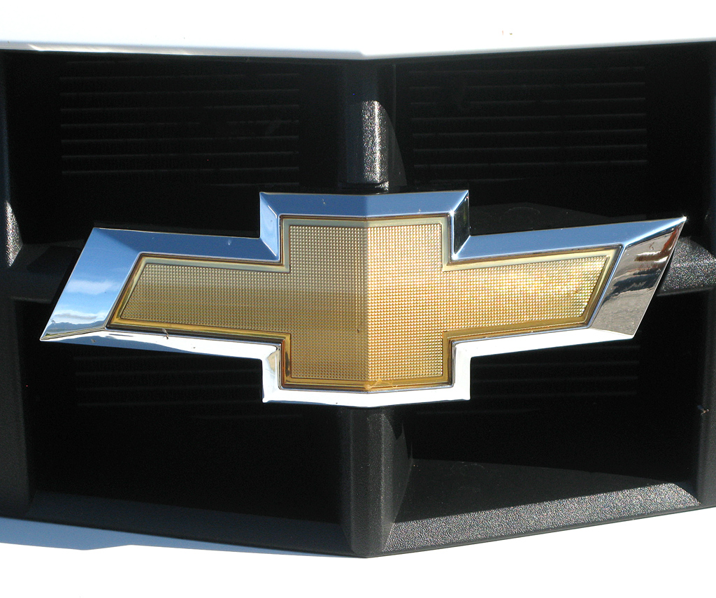 Chevrolet Camaro: Das Markenlogo sitzt vorn mittig in der schmalen Kühlergrillleiste. 