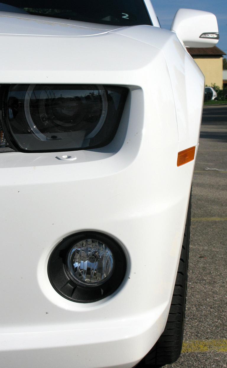Chevrolet Camaro: Leuchteinheit vorn auf der Fahrerseite. 