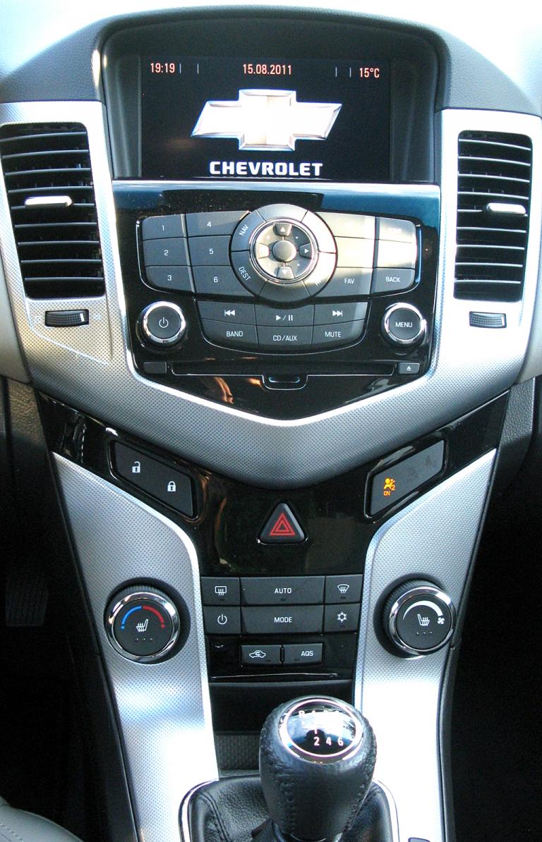 Chevrolet Cruze: Blick auf den mittleren Armaturenträger. 