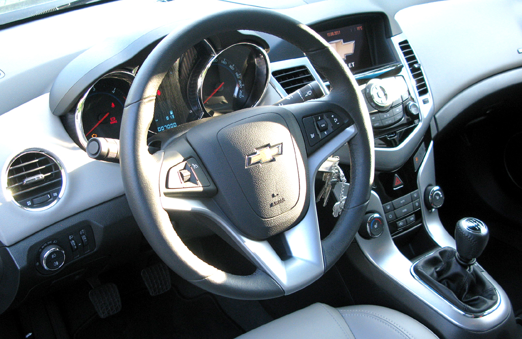 Chevrolet Cruze: Blick ins recht übersichtlich gestaltete Cockpit. 