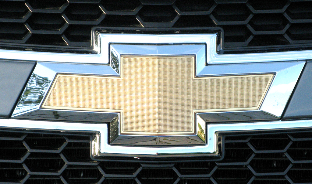 Chevrolet Cruze: Das Markenlogo sitzt vorn in einer Spange im oberen Kühlergrill-Teil. 