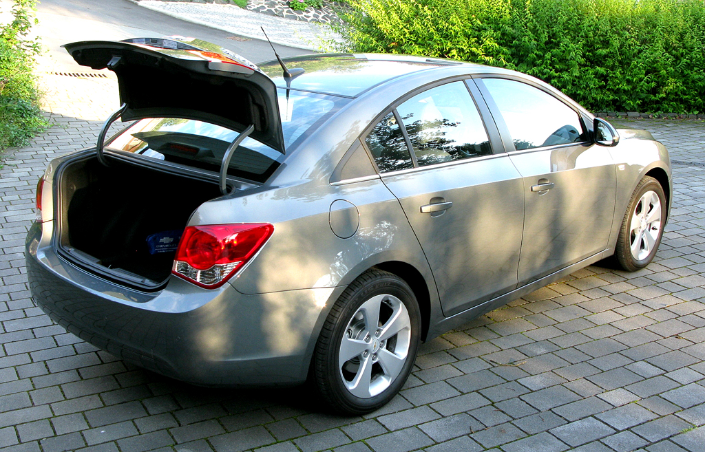 Chevrolet Cruze: Ins Gepäckabteil passen mindestens 450 Liter hinein. 