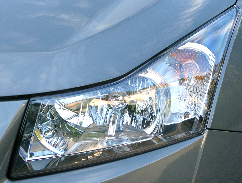 Chevrolet Cruze: Moderne Leuchteinheit vorn. 