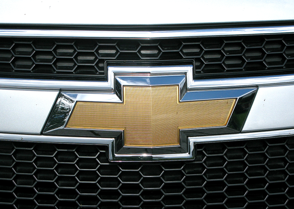 Chevrolet Orlando: Das Markenlogo sitzt vorn in einer Spange im oberen Teil des Kühlergrills. 