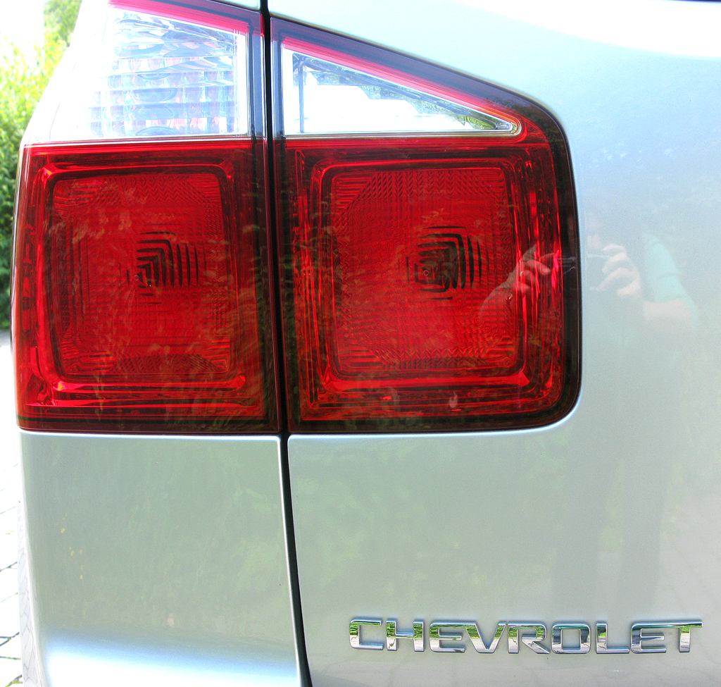 Chevrolet Orlando: Großformatige Leuchteinheit hinten mit Markenschriftzug. 