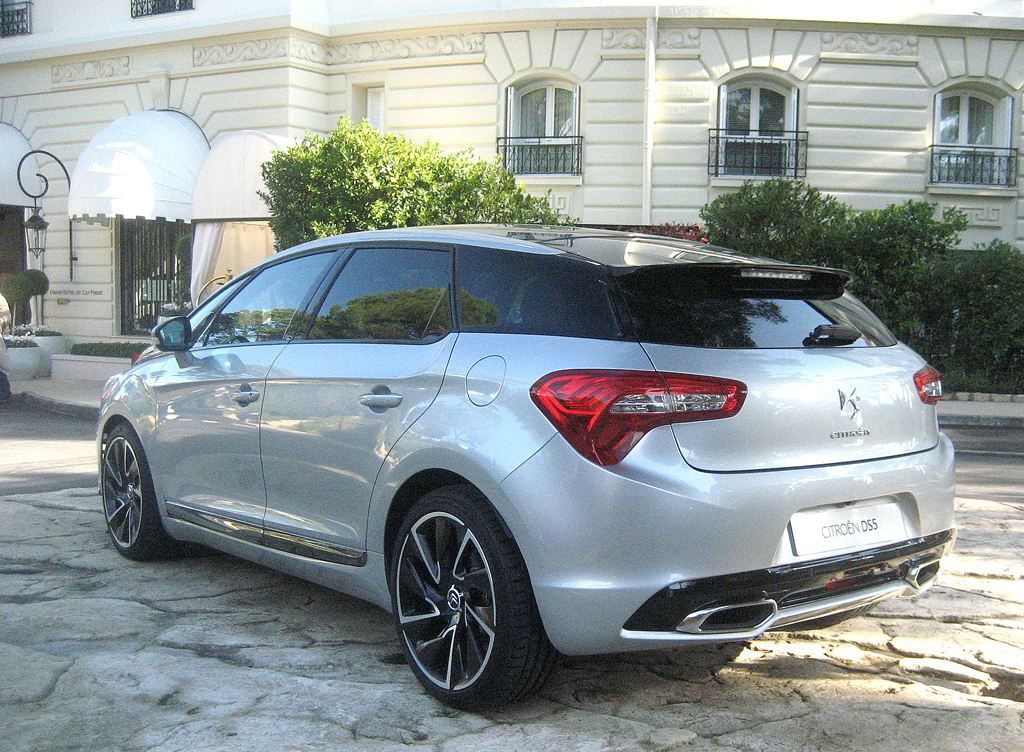 Citroën DS5: Auch in der Heck-/Seitenansicht macht der Franzose eine sportliche Figur. 