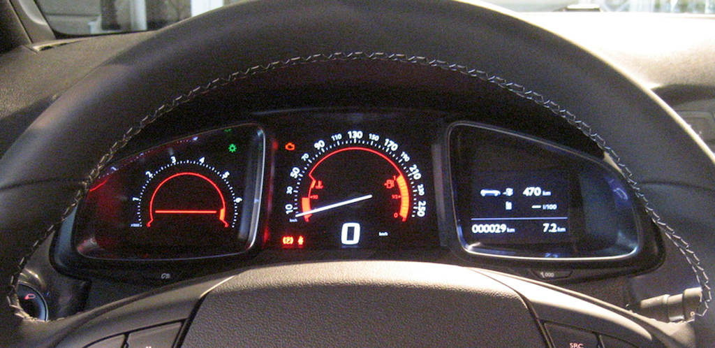 Citroën DS5: Blick durch den Lenkradkranz auf die Instrumentierung. 
