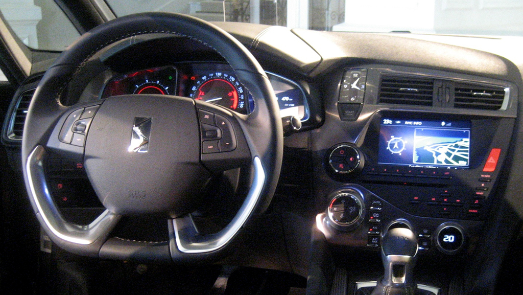 Citroën DS5: Blick ins Cockpit mit dem unten abgeflachten Lenkrad. 