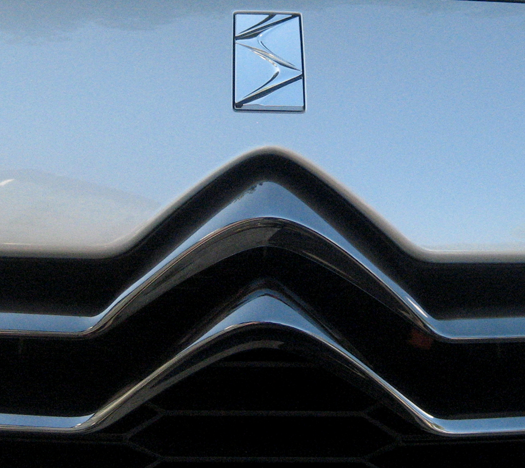Citroën DS5: Das Produktlinien-Logo sitzt vorn vor der Motorhaube über dem Doppelwinkel. 