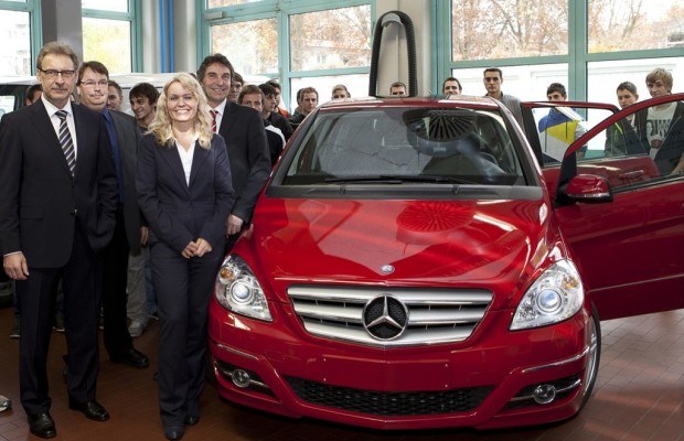 Daimler spendet B-Klasse an Carl-Benz-Schule