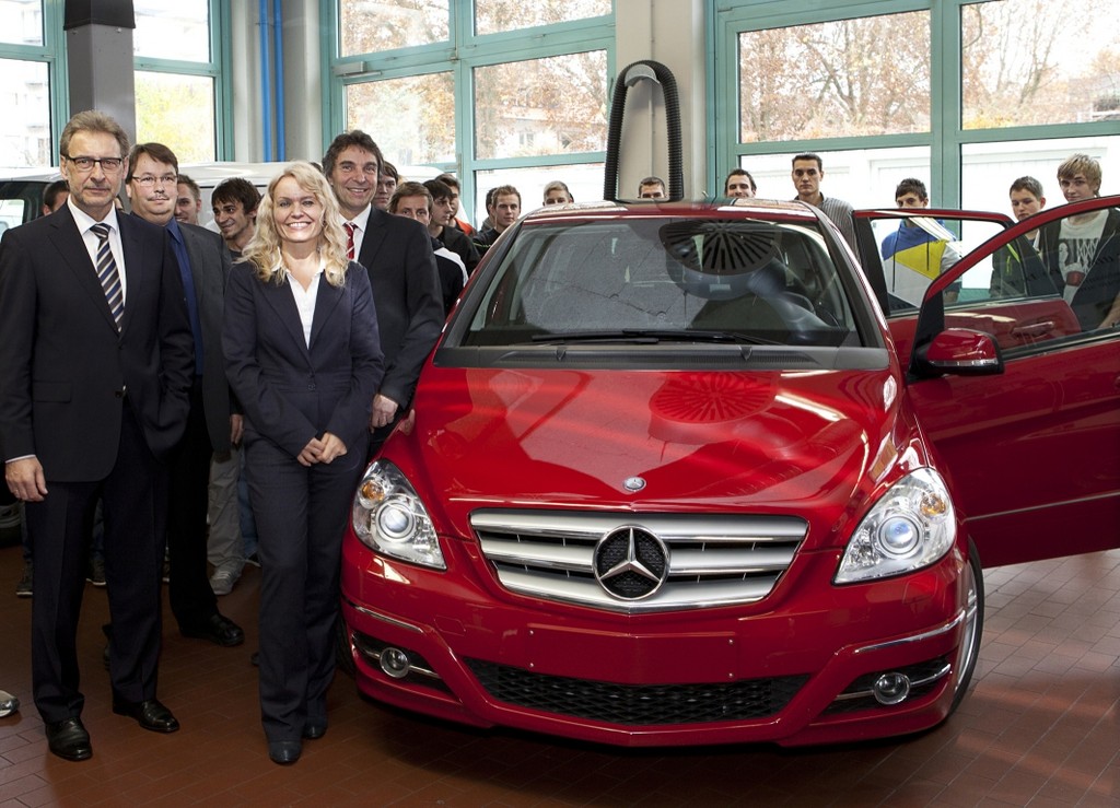 Daimler spendet B-Klasse an Carl-Benz-Schule