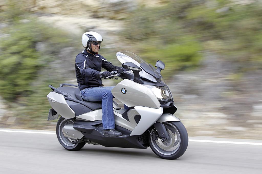 Das meiste Aufsehen erregen zwei Maxi-Scooter, die in dieser besonders wetterresistenten Gattung urbaner Fahrzeuge mehr Motorrad
