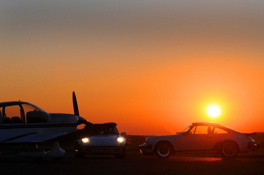 Dauerhafter Kalender verbindet Porsche und Flugzeuge
