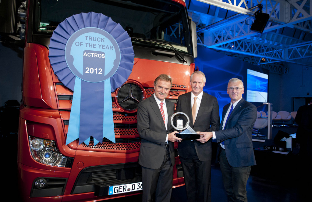 Der Mercedes-Benz Actros ist „Truck Of The Year 2012“: Georg Weiberg und Hubertus Troska von Mercedes-Benz Trucks nahmen die Auszeichnung von Jury-Präsident Gianenrico Griffini entgegen.