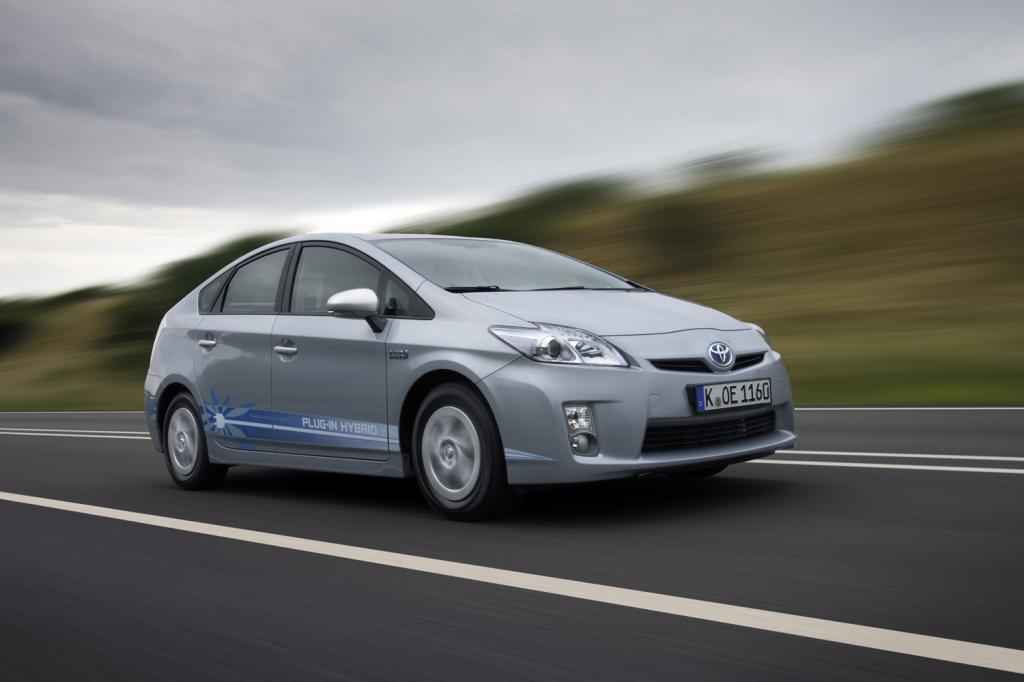 Der Toyota Prius PHEV soll mit 2,2 Litern Sprit auskommen