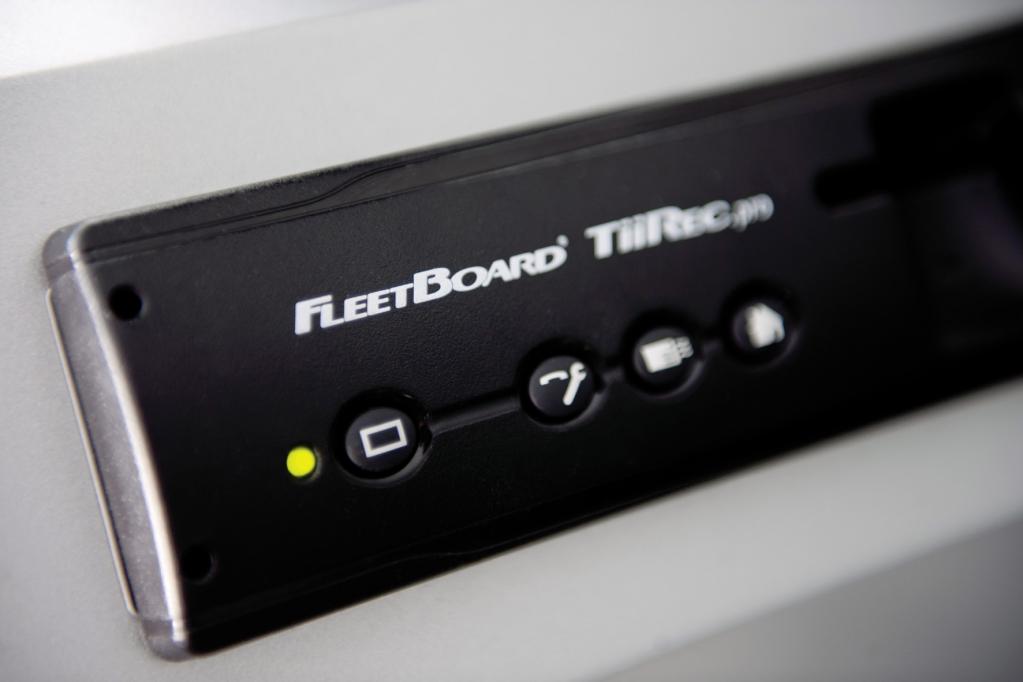 Der kleine Fleetboard-Rechner beansprucht im Cockpit nur einen leeren DIN-Schacht. 