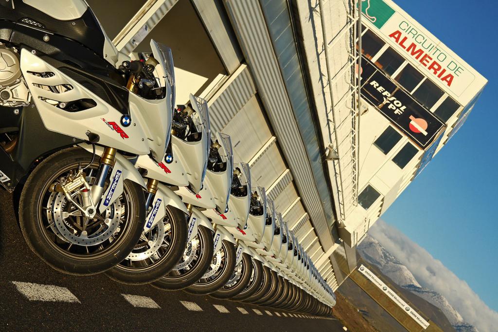 Die Rennstrecke im spanischen Almeria ist wieder Treffpunkt für das BMW Motorrad-Camp ab Ende Januar 2012. 