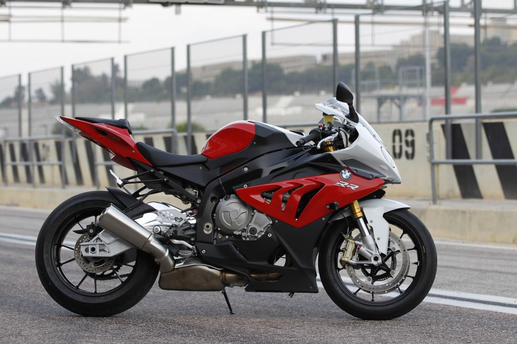 Die S 1000 RR erhält nach nur zwei Jahren Bauzeit eine leichte Überarbeitung bei den Farben und der Technik