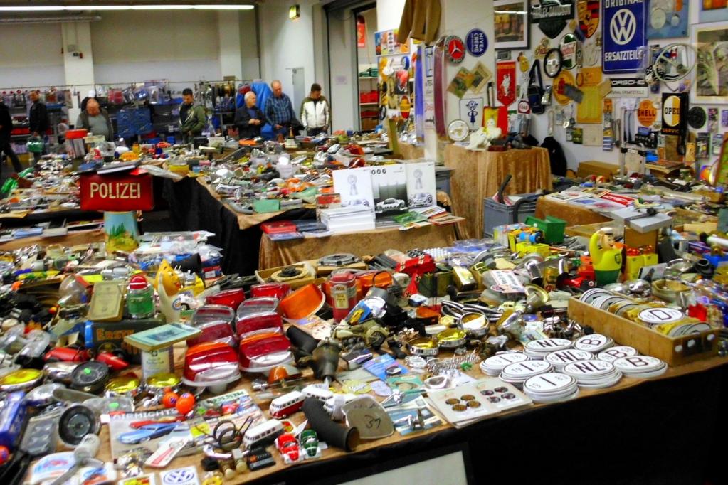 Eine Besonderheit der Essen Motor Show sind zudem viele Händler, die wie auf einem Marktplatz Modellautos, Bücher, technisches Zubehör und auch allen möglichen Schnickschnack rund ums Auto anbieten. 