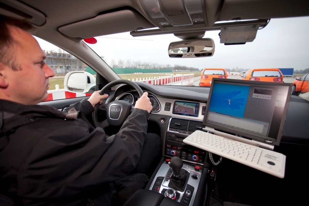 Eine Mitfahrt in Audi-Forschungsfahrzeugen vom Typ A7, Q7 und A8 zeigte, was technisch bereits möglich ist - dank immer besserer Sensoren und immer schnellerer Rechner. 