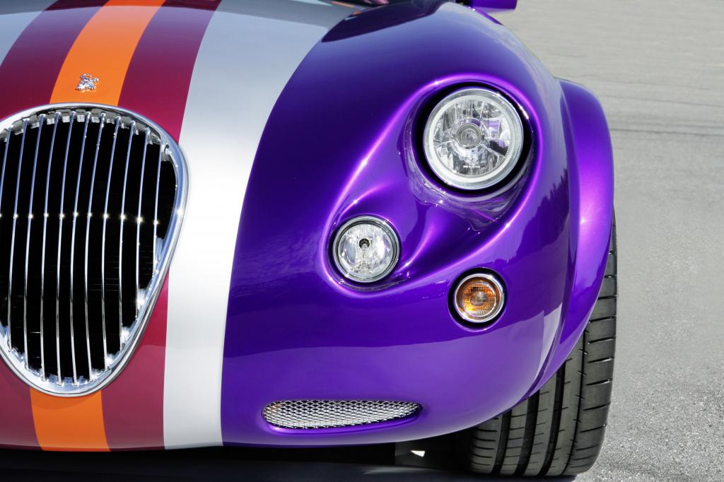 Einer der letzten 18 Wiesmann Roadster MF3 zeigt Streifen in Lila, Rot, Orange und Silber. 