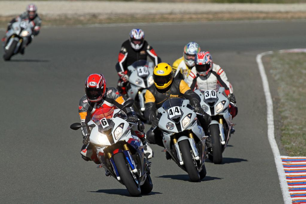 Erfahrene Instruktoren zeigen Neulingen und Fortgeschrittenen beim BMW Motorrad Camp in Almeria Ideallinie und Bremspunkte. Darüber hinaus können Sportfahrer die neue BMW S 1000 RR auch im freien Fahren auf Herz und Nieren testen. 