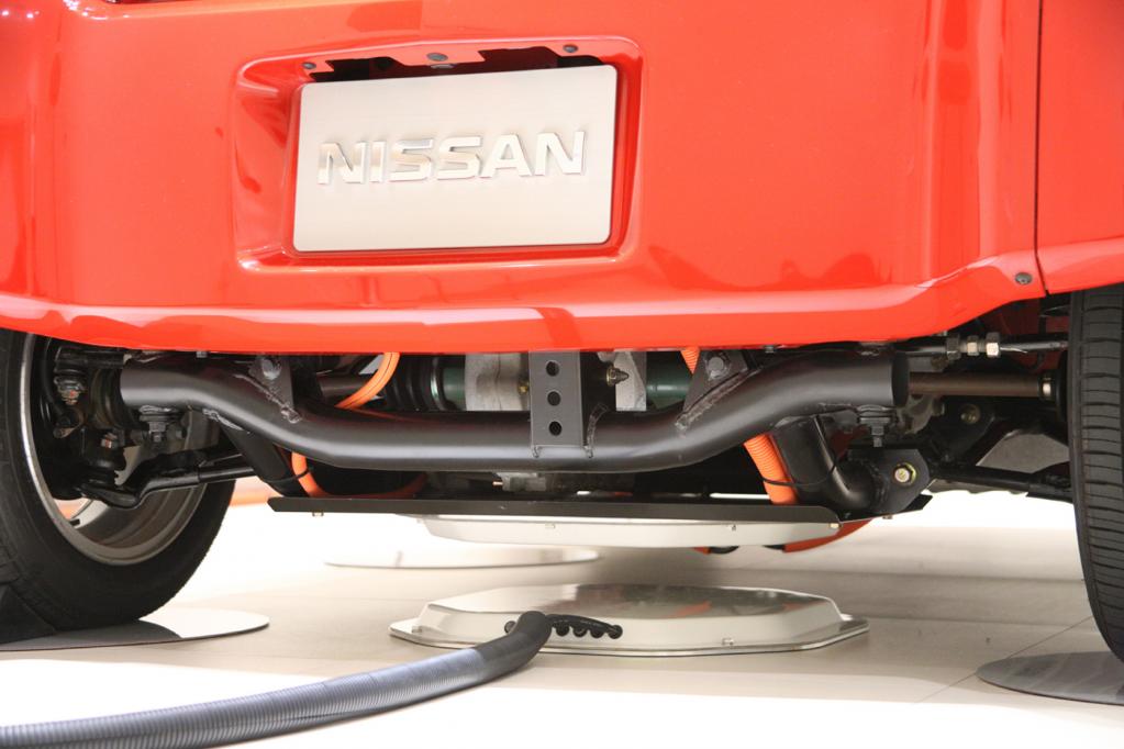 Heinzelmännchen betanken das Elektroauto