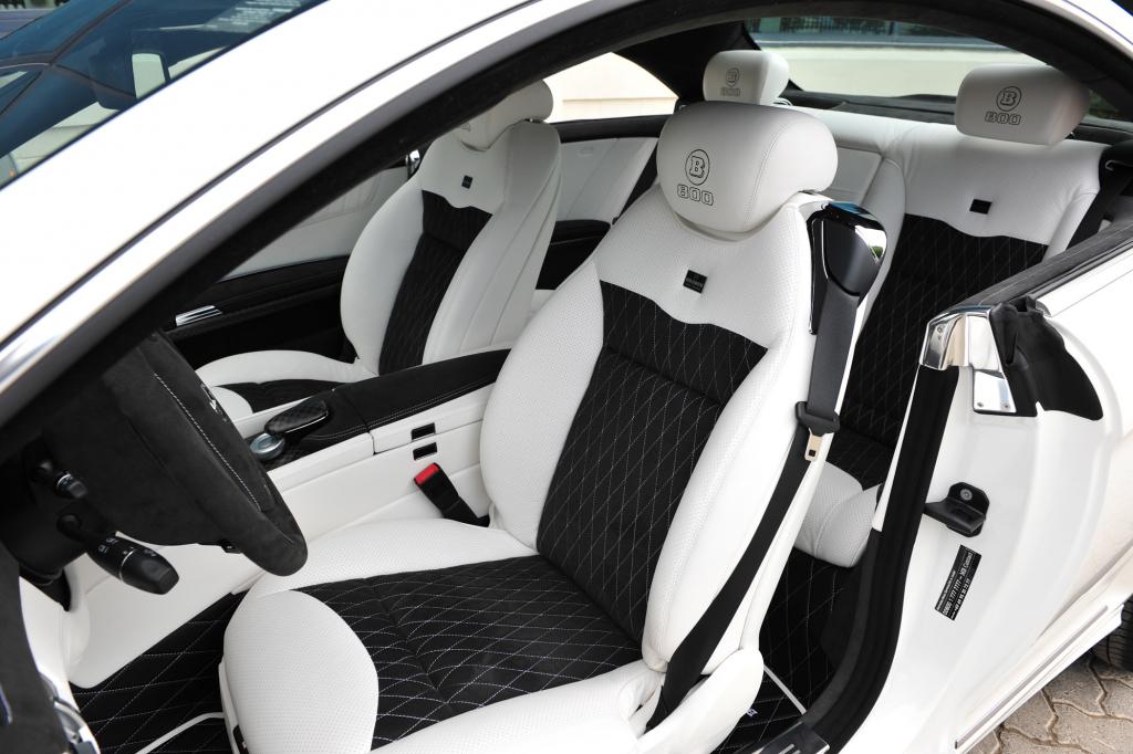 Im Innenraum kommen weißes Leder, schwarzes Alcantara, Aluminium und viel Karbon zum Einsatz