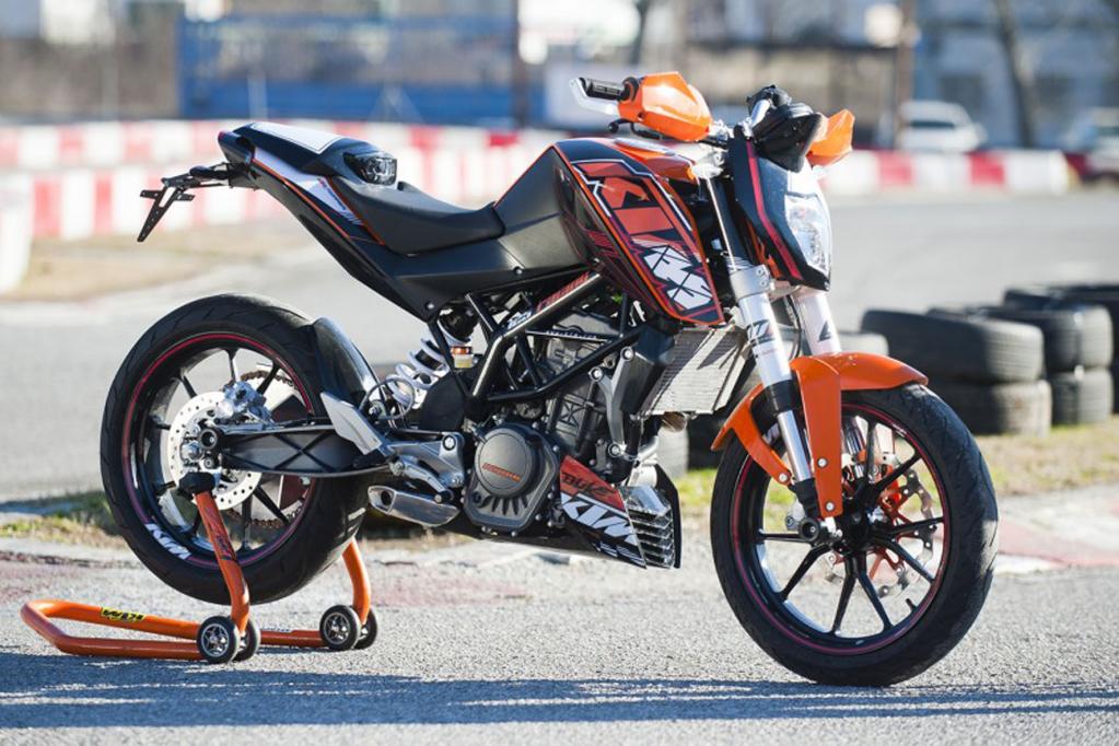 KTM erhofft sich mit der ersten Straßen-125er nicht nur Sympathien bei älteren Semestern, sondern will auch denjenigen Nachwuchs an die sportliche Marke binden, der sein Glück nicht nur im Gelände findet. 