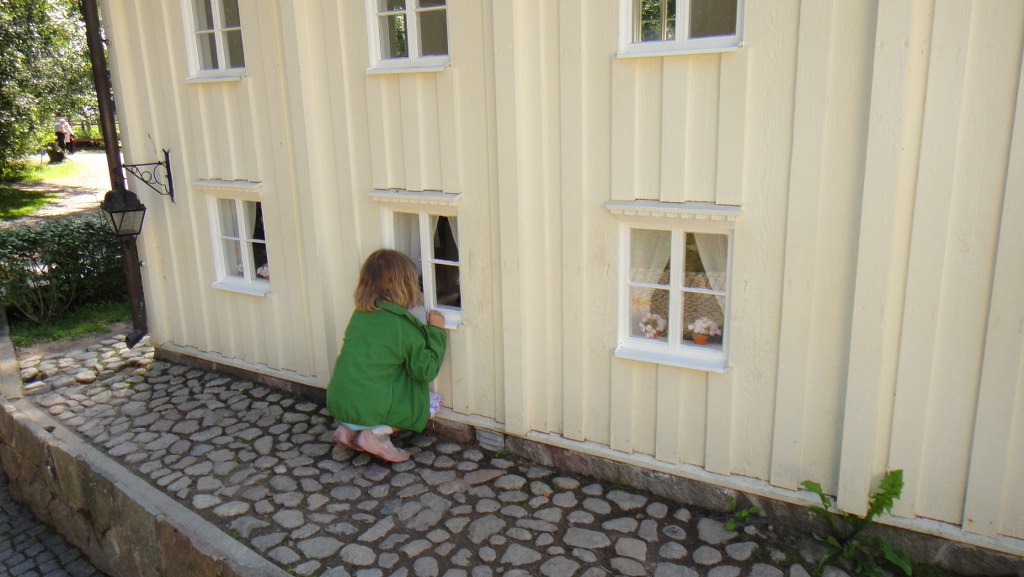 Karlsson auf dem Dach und Topf als Hut in Lönneberga