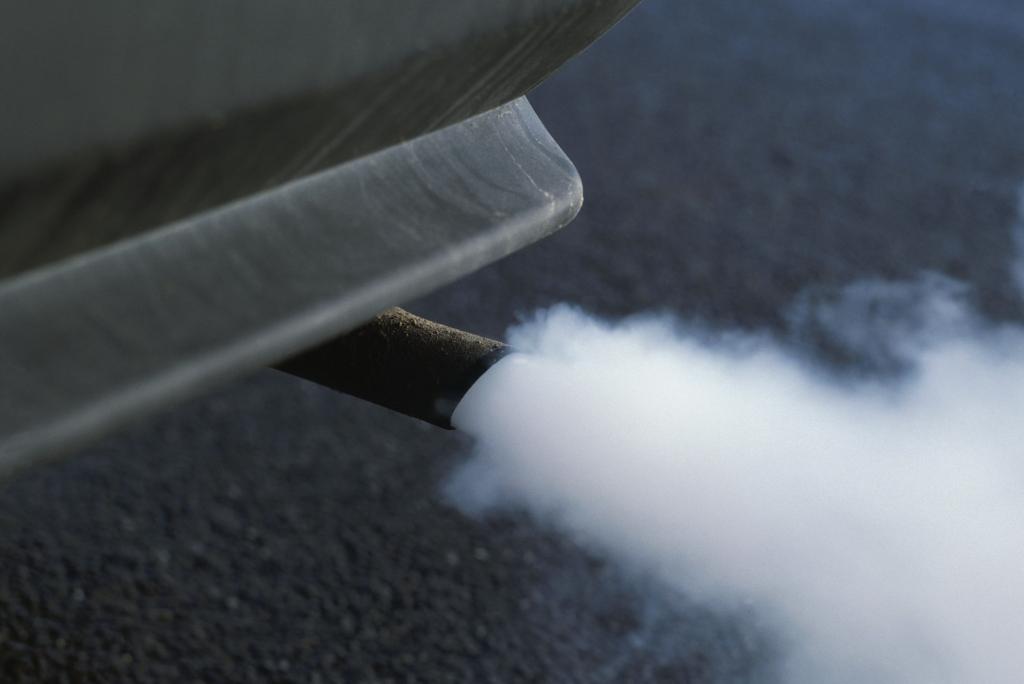 Keine Alternative zum Eiskratzen - Warmlaufen im Stand schadet Motor