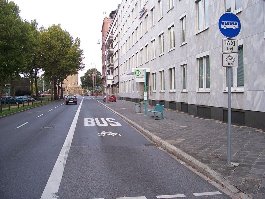 Keine E-Autos auf der Busspur erlaubt