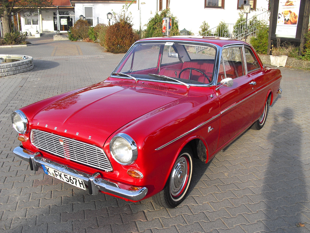 Kontraste: Oldtimern wie dem Ford Taunus 12M ... 