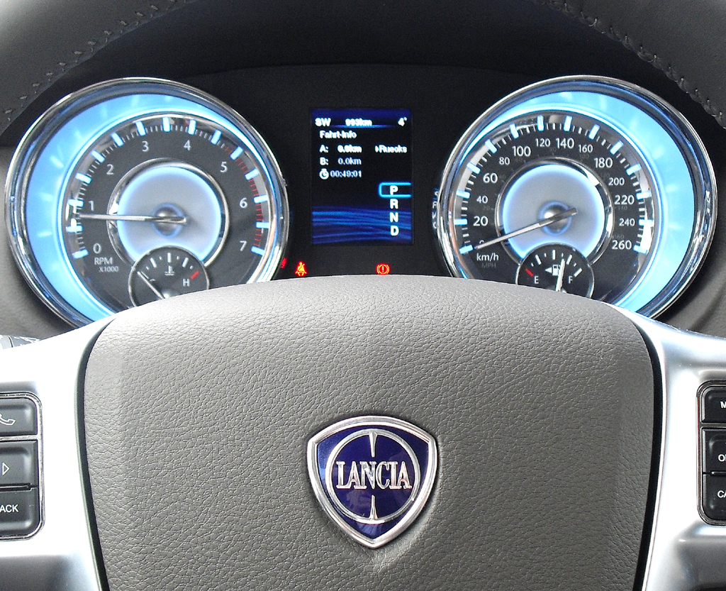 Lancia Thema: Blick durch den Lenkradkranz auf die Rundinstrumentierung. 