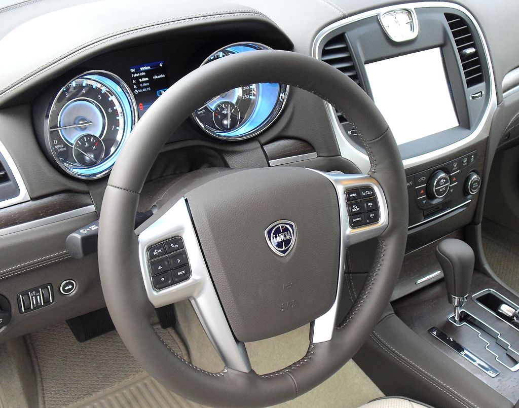 Lancia Thema: Blick ins recht übersichtliche Cockpit. 