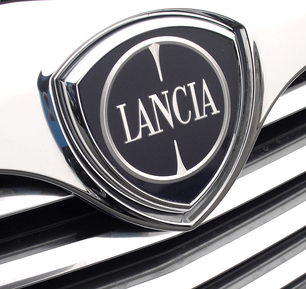 Lancia Thema: Das Markenlogo sitzt vorn am oberen Rand des Kühlergrills. 