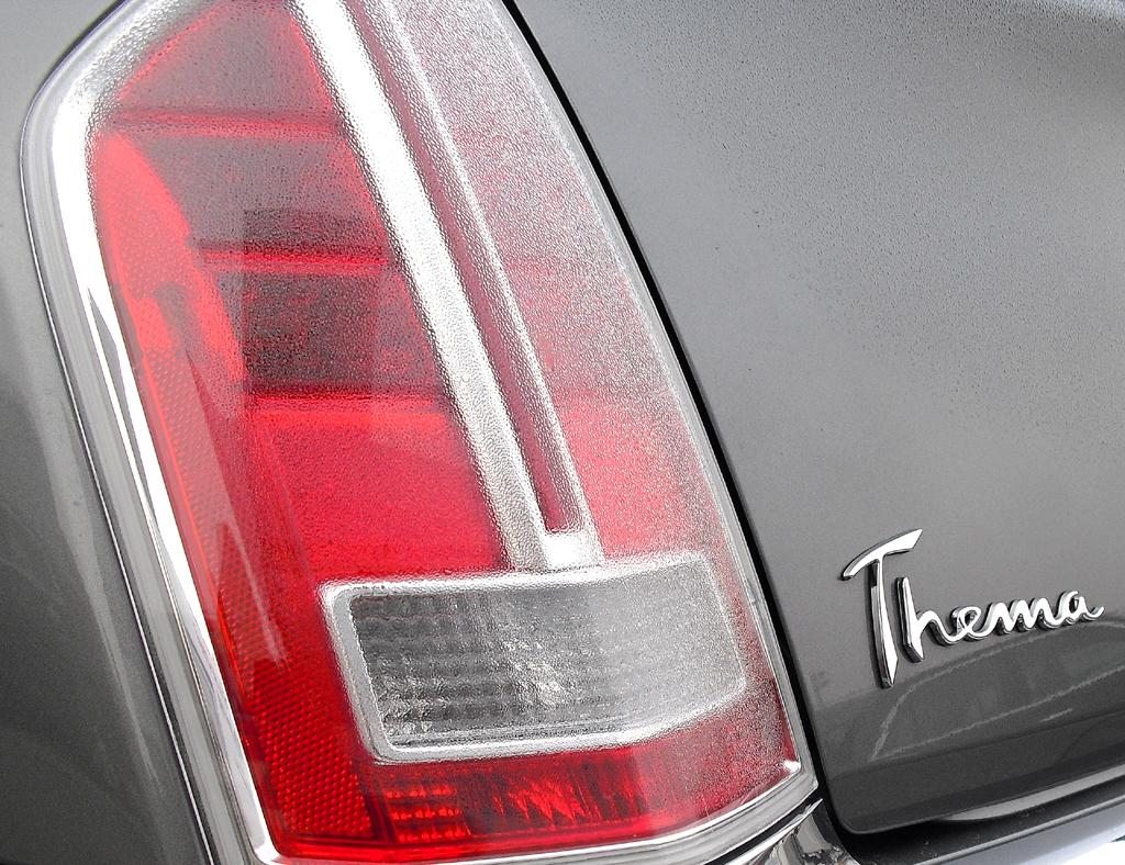 Lancia Thema: Hochformatige Leuchteinheit hinten mit Modellschriftzug. 