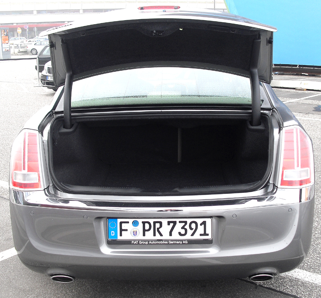 Lancia Thema: Ins Gepäckabteil passen 462 Liter hinein. 