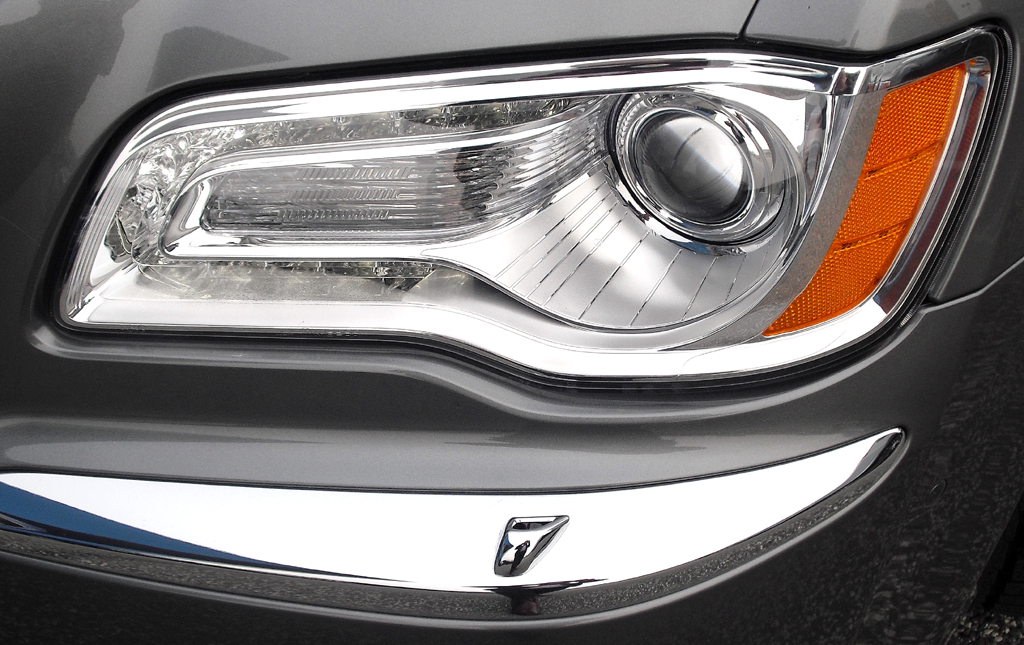 Lancia Thema: Moderne Leuchteinheit mit Bi-Xenon-Scheinwerfer und LED-Tagfahrlicht. 